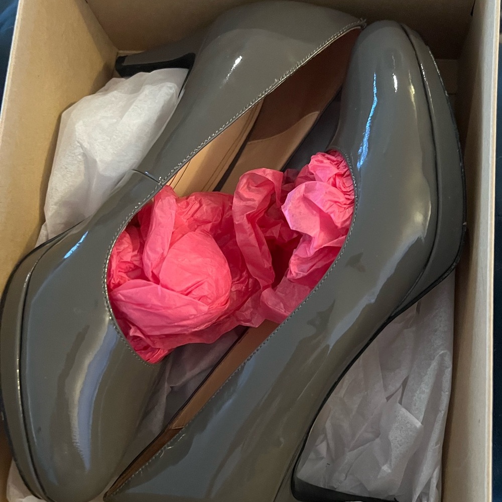 Cole Haan Chelsey Low Pump in Greystone Patent - Sz. 10 - Picture 3 of 9